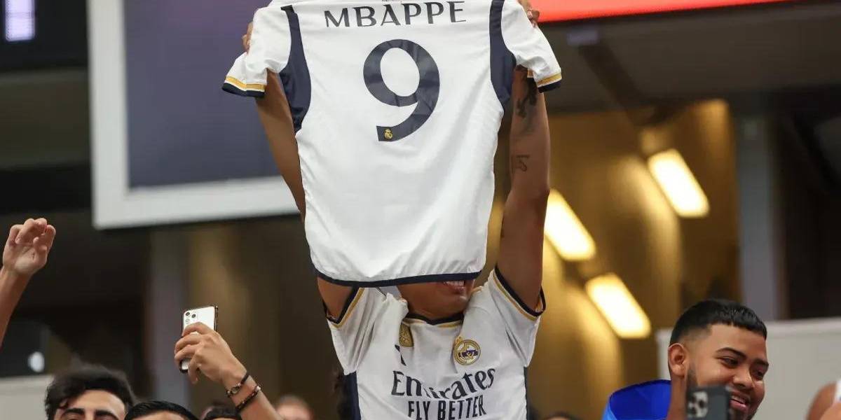 Ya se venden camisetas y bufandas de Mbappé en los alrededores del Santiago Bernabéu