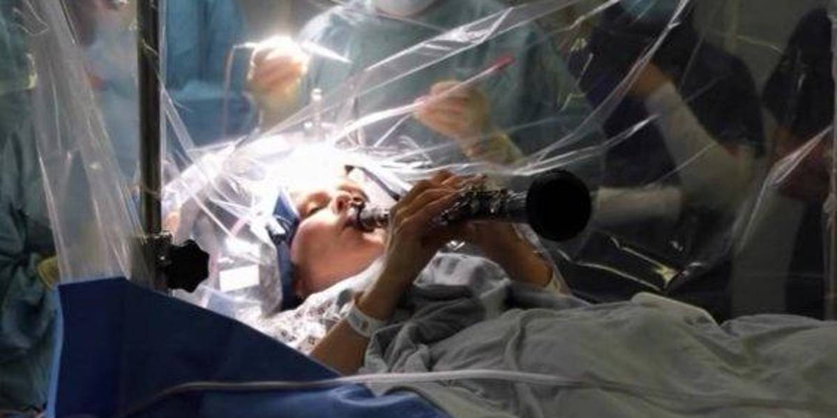 Reino Unido: Paciente con Parkinson tocó el clarinete mientras era operada del cerebro