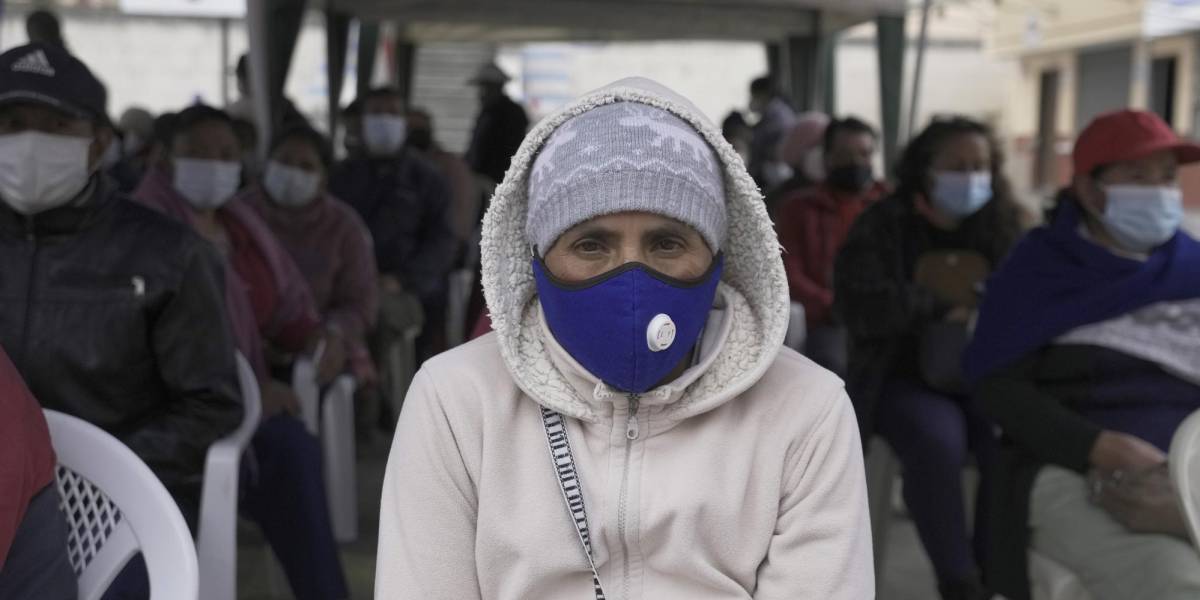 Una mujer espera su inyección de la vacuna contra COVID-19 en Pillaro, Ecuador. AP/Archivo