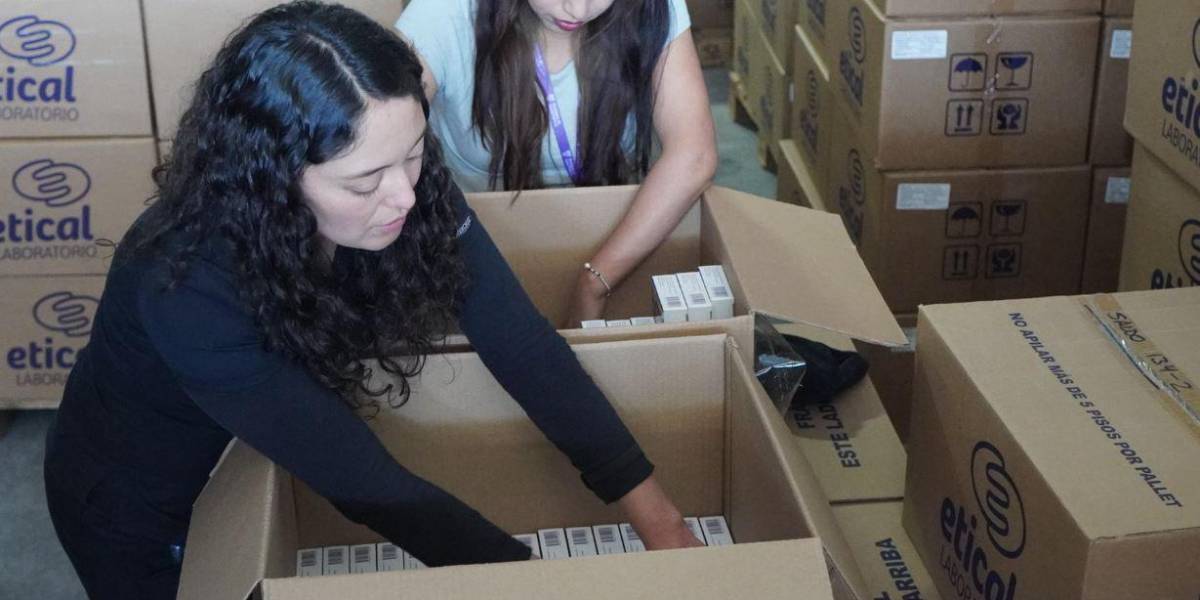 Noboa modifica reglas de contratación en salud para agilizar compras de medicamentos