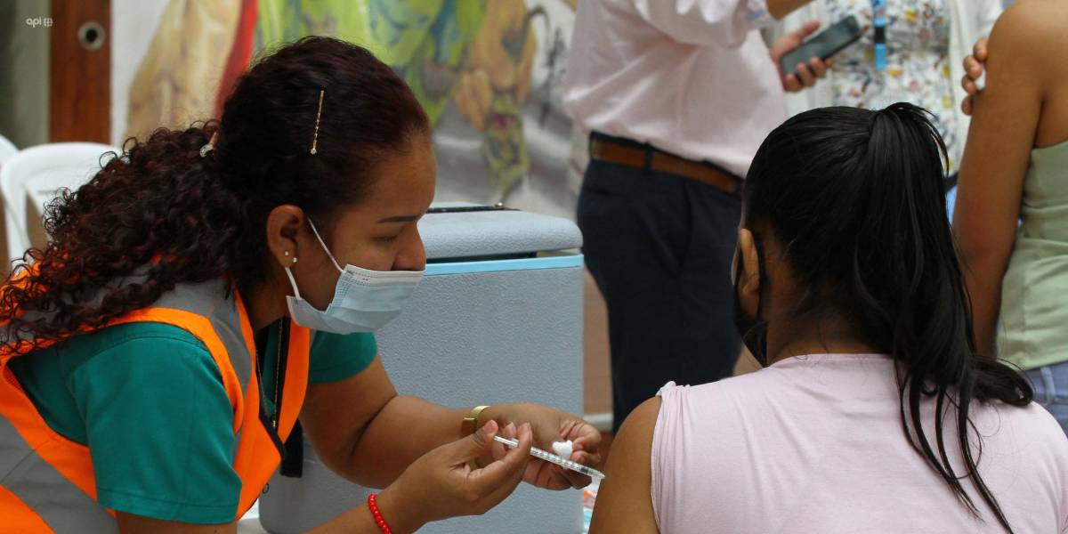 Guayaquil y Quito suman el 70% de los nuevos casos de COVID-19 en el último día