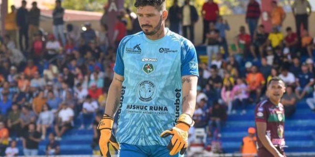 Jorge Pinos es detenido por la Policía previo al Mushuc Runa vs. Imbabura