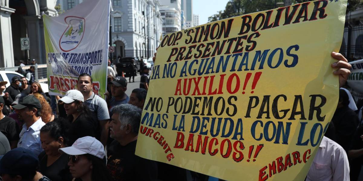 Los transportistas bloquean la avenida Malecón en protesta por un alza de pasajes en Guayaquil