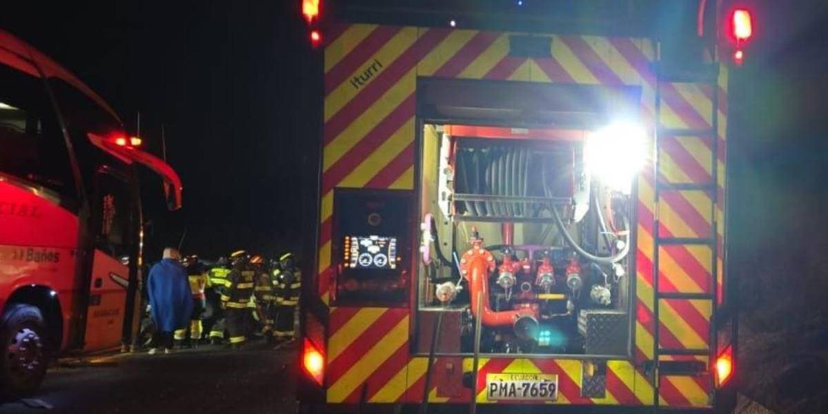Un fallecido por siniestro de tránsito entre un bus y un auto en Papallacta, en Napo