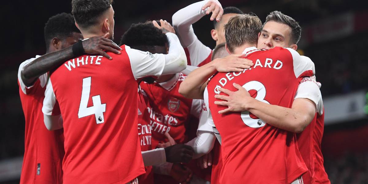 Arsenal se distancia en la punta de la Premier League tras triunfo sobre Everton