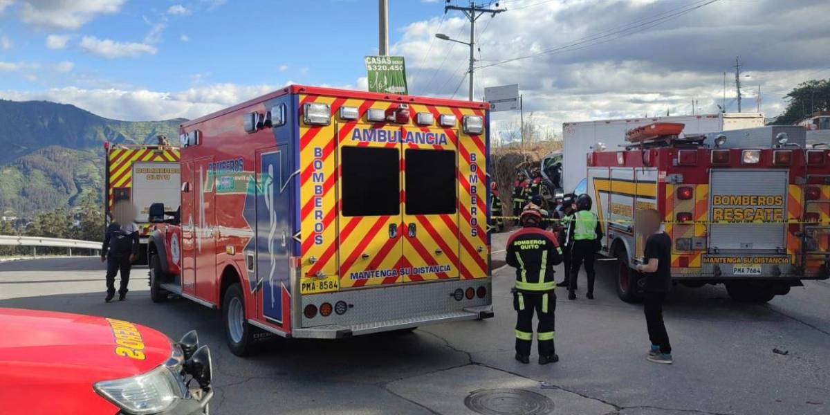 El choque entre un camión y un auto dejó tres personas heridas en Cumbayá
