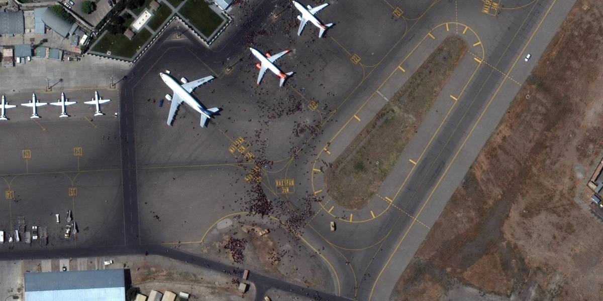 Un futbolista de la selección afgana murió al caer de uno de los aviones