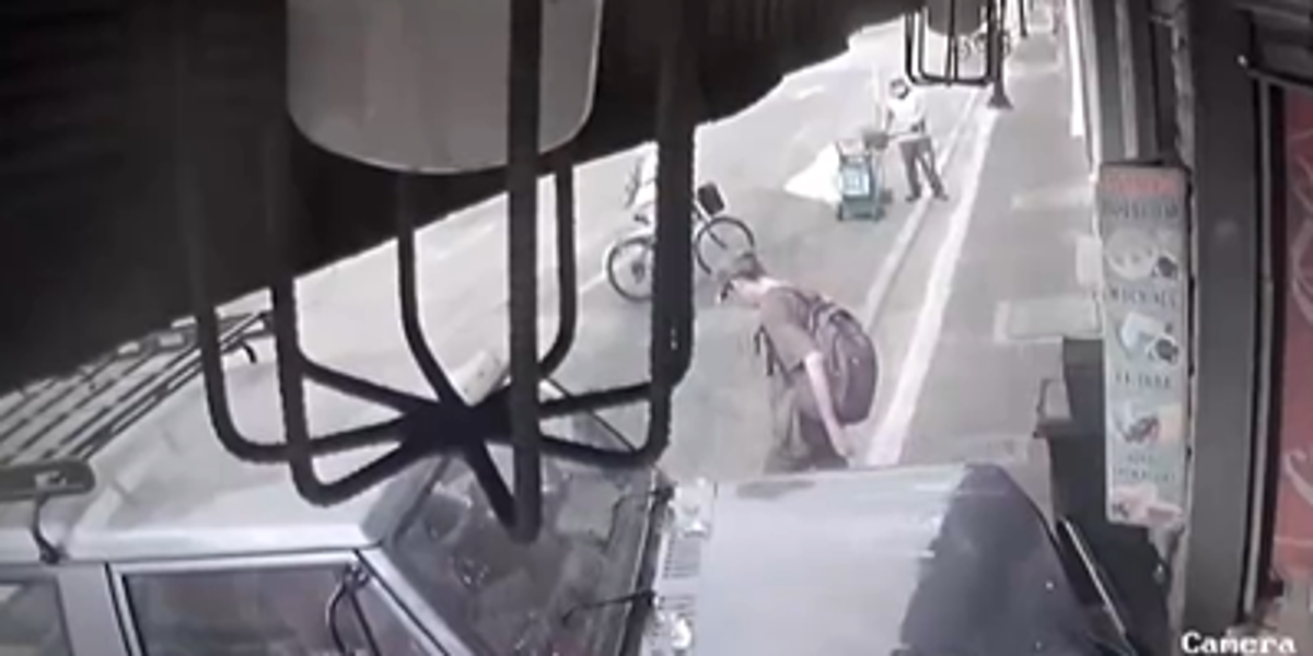 Guayaquil | Un carro se estrelló contra un restaurante mientras atendía