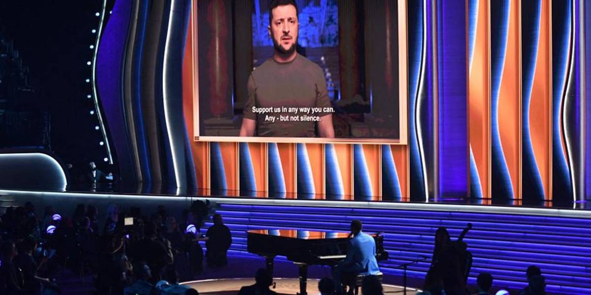 Presidente de Ucrania aparece en la gala de los Grammy y pide apoyo de los artistas