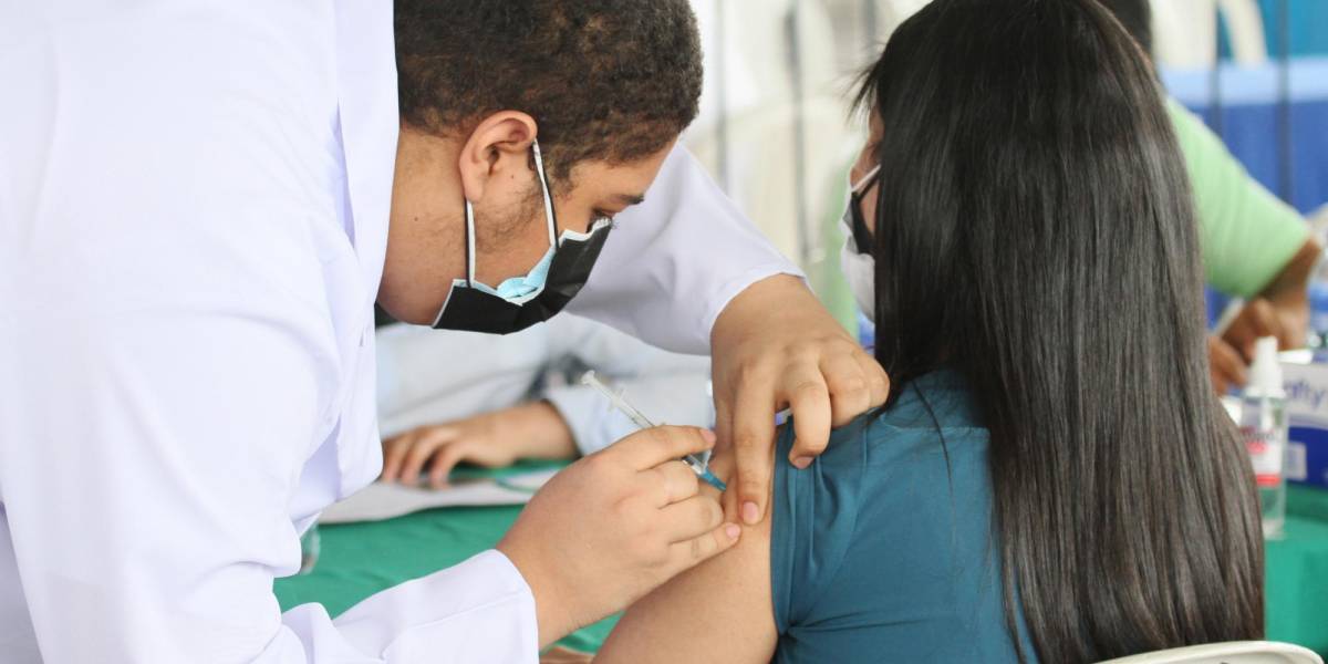 Ministerio de Salud declara obligatoria la vacunación contra el COVID-19 en Ecuador