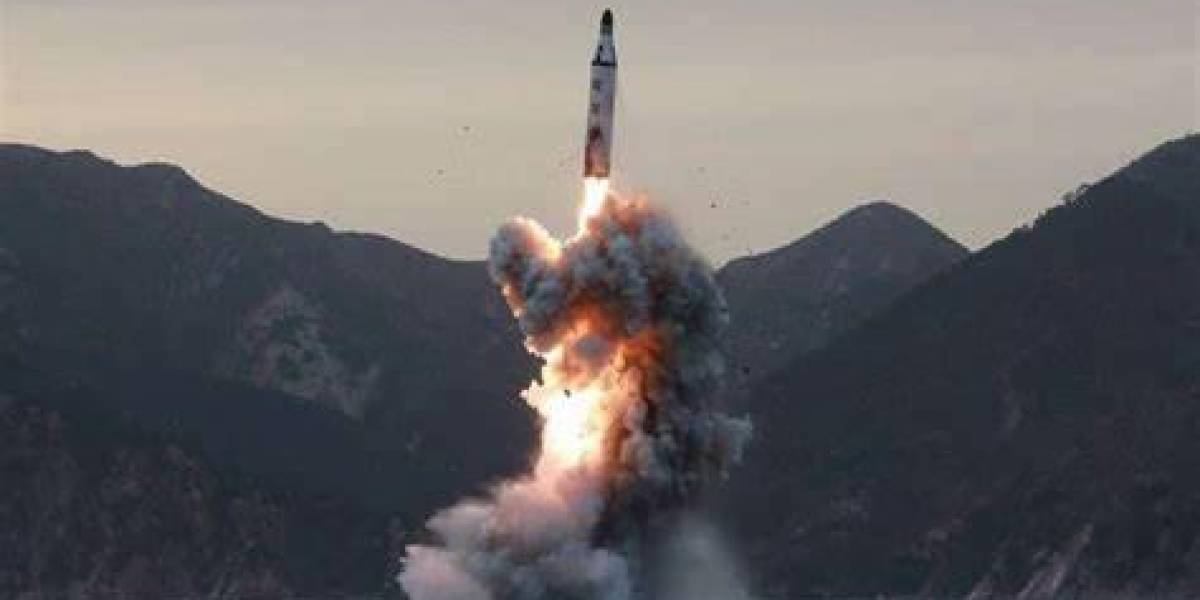 Corea del Norte lanzó dos misiles balísticos al mar de Japón