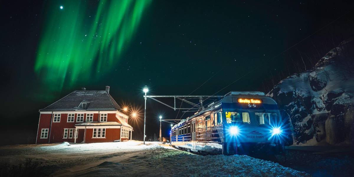 Tren nocturno permite ver las auroras boreales en un recorrido mágico
