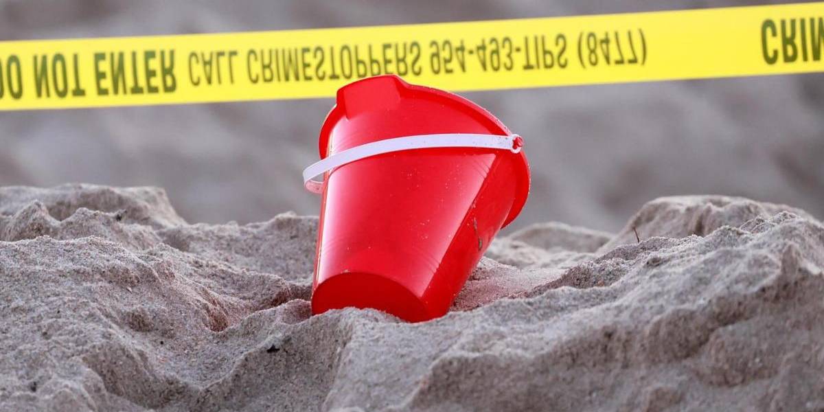 Una niña muere al quedarse enterrada viva en un agujero de arena en una playa de Florida