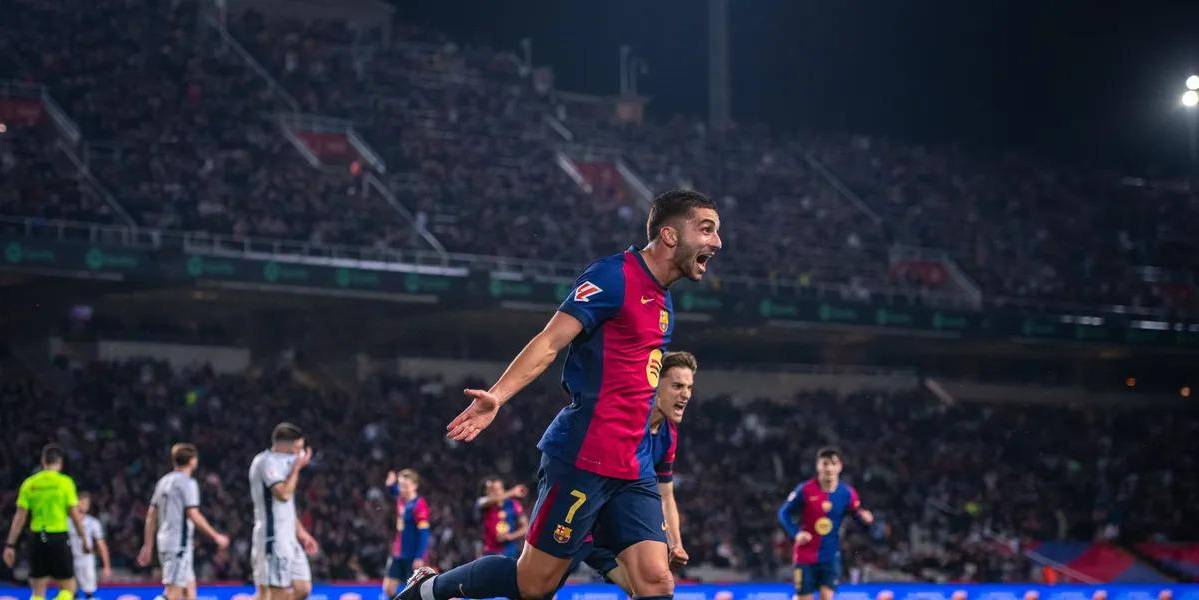 El FC Barcelona golea y afianza su liderato en España