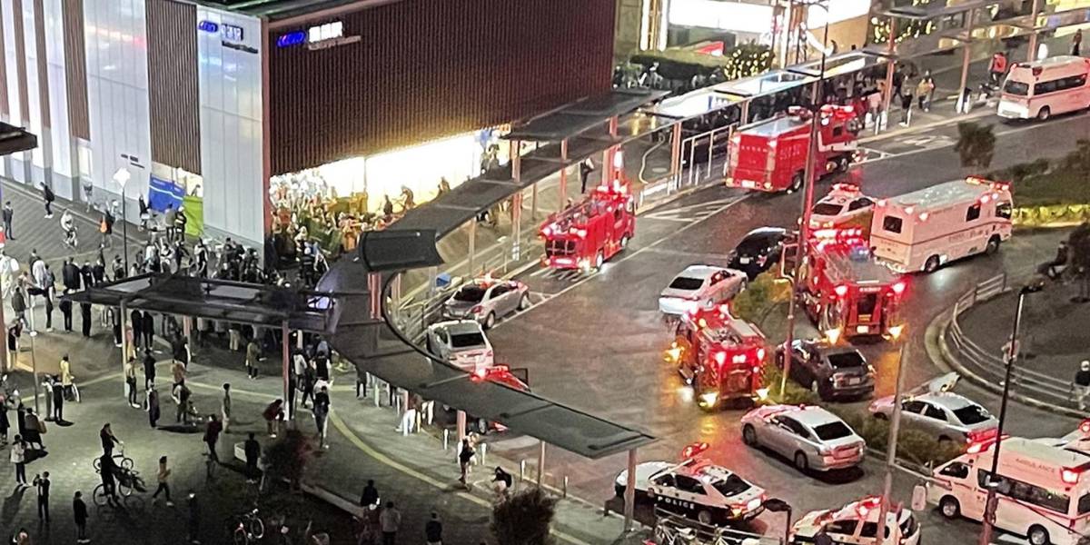 Hombre hiere a 15 pasajeros y provoca un incendio en un tren de Tokio