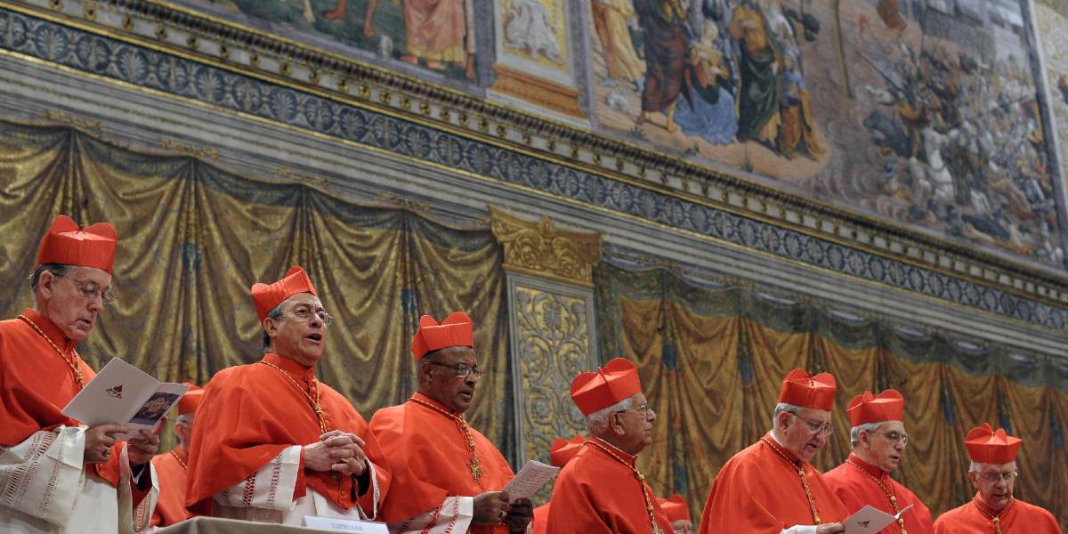 ¿Cómo funciona un Cónclave? Así se elige al papa y qué significa el humo blanco y negro