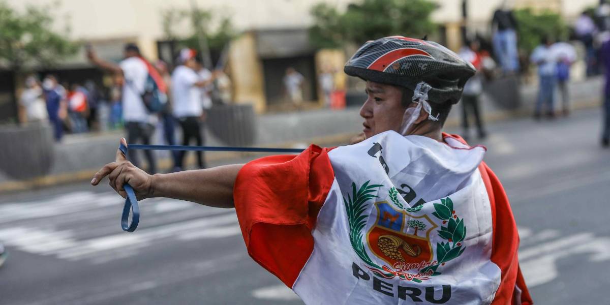 Perú se sume en ola de violencia con siete muertos y un centenar de policías heridos