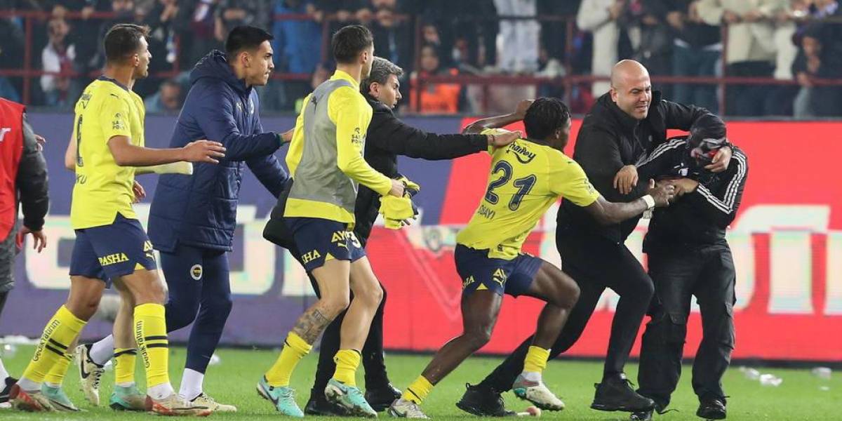 Hinchas y jugadores del Trabzonspor de Turquía protagonizaron una batalla campal en la cancha tras perder ante el Fenerbahçe