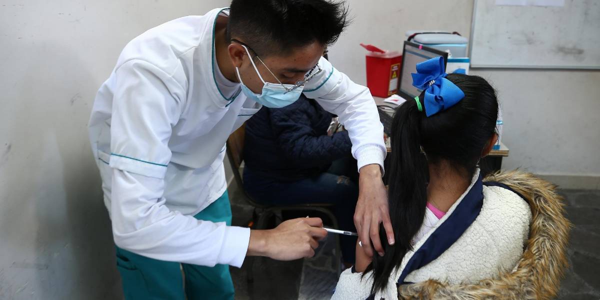 Unos 200.000 menores de 12 a 15 años vacunados contra la covid-19 en Ecuador