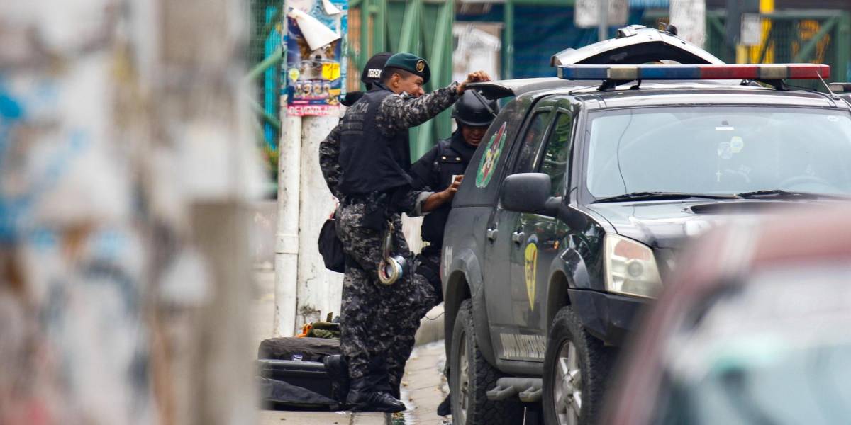 Policía captura a un hombre por secuestrar y colocar explosivos al empleado de una joyería en Guayaquil