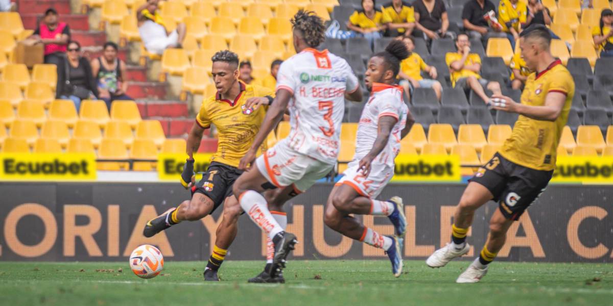 (VIDEO) Hinchas de Barcelona SC ingresaron a la cancha a reclamar a los jugadores