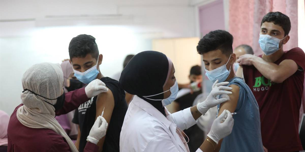 Las vacunas reducen en más del 70% las hospitalizaciones, según un estudio