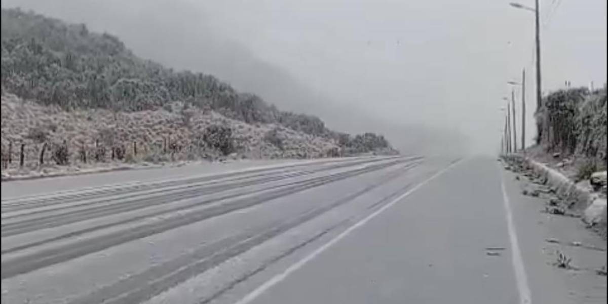 La vía Baeza-Papallacta está habilitada tras caída de nieve