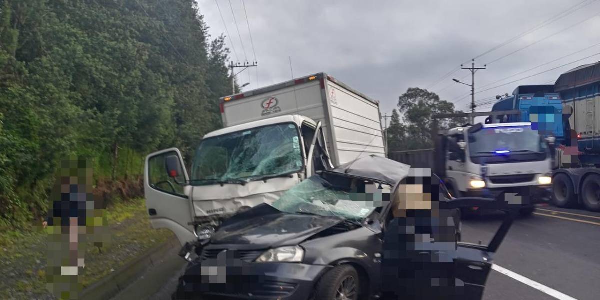Un choque entre un camión y un auto dejó un fallecido y cinco heridos en el cantón Mejía
