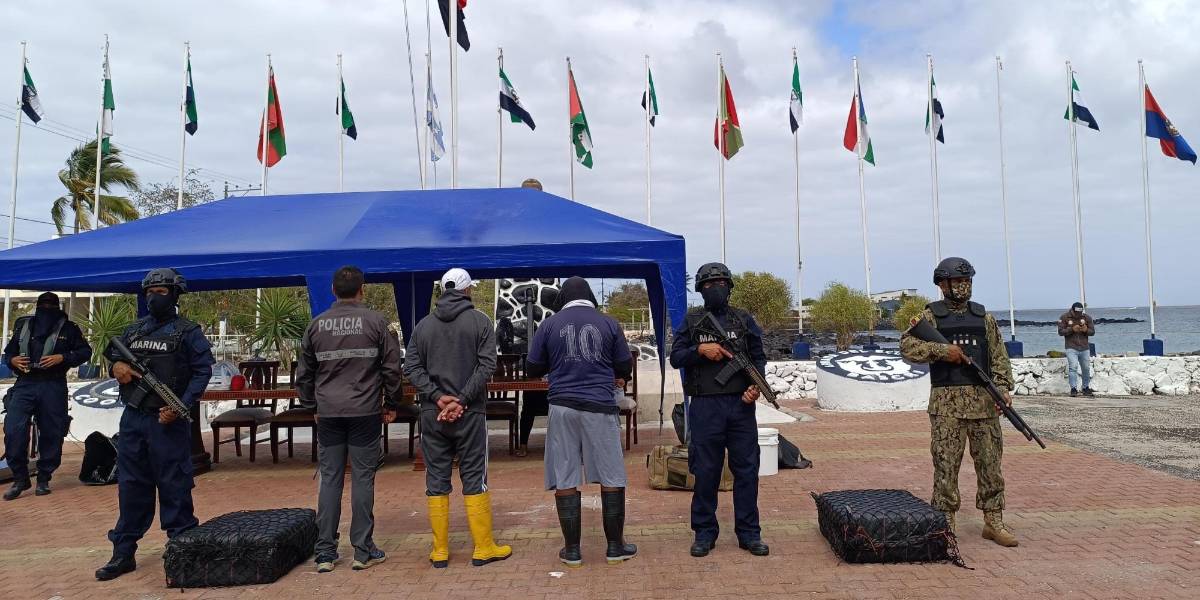 La Armada de Ecuador captura una lancha con una tonelada de droga cerca a las islas Galápagos