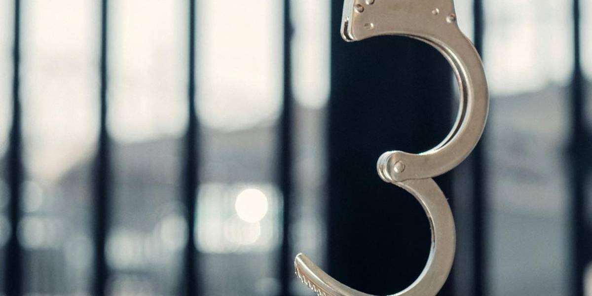 Una mujer es acusada de asesinar a su esposo tras pelea por un cargador, en Riobamba