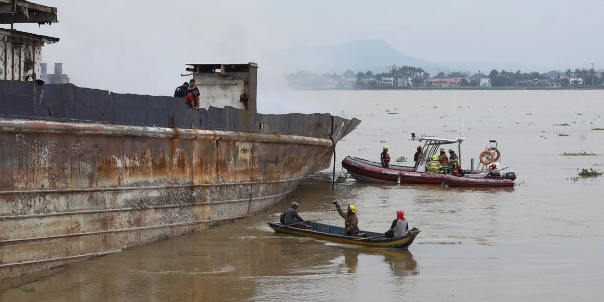 Una barcaza sufrió un incendio en Durán, Guayas