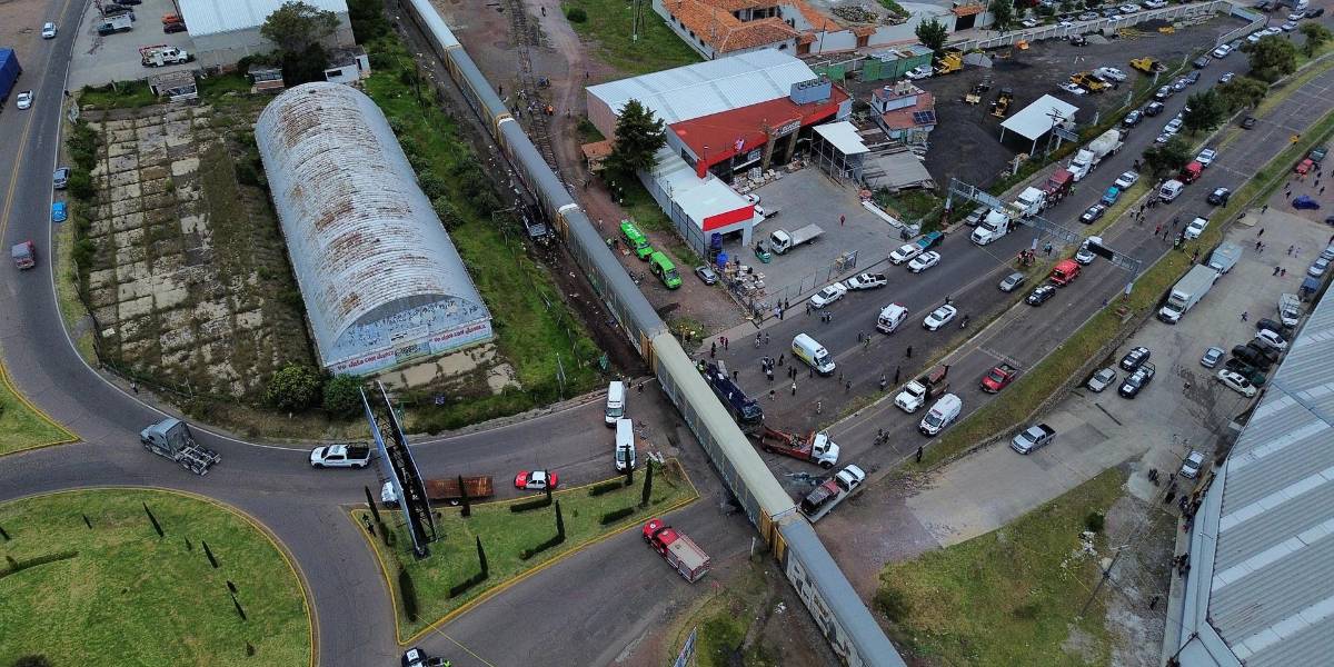 Suben a 10 los muertos por el impacto de un tren con autobús en el Estado de México