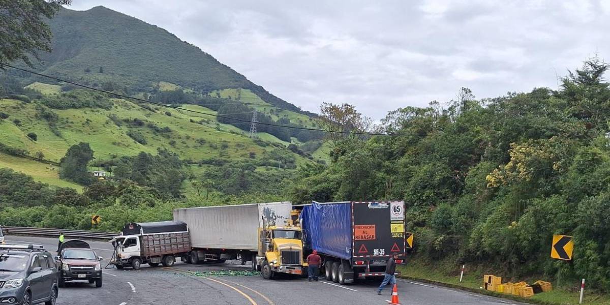 Un herido tras choque múltiple entre camión y dos tráileres en la vía Alóag-Santo Domingo