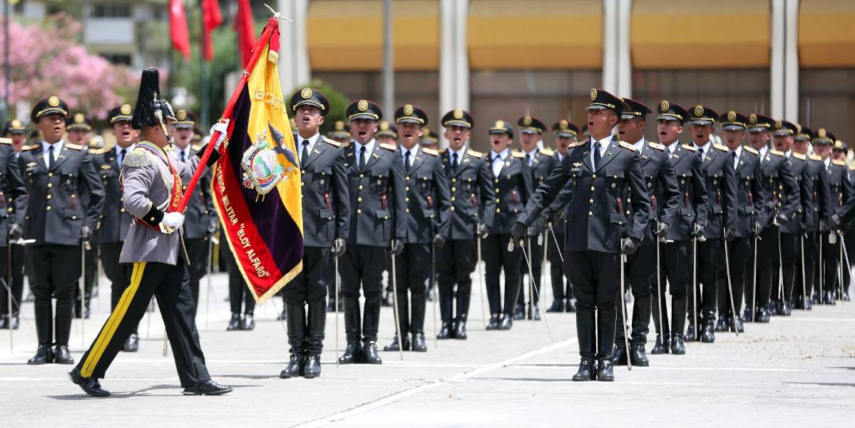 Las Fuerzas Armadas ascendieron a dos generales de división del Ejército y un teniente general de la FAE