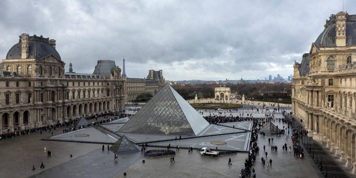 Obras y documentos antiguos del Louvre dañados por una fuga de agua en una cañería vetusta