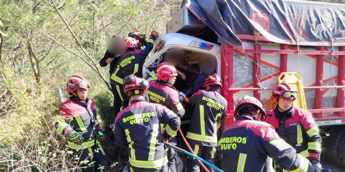 Un choque entre un bus y un camión deja un fallecido y cinco heridos en Malchinguí