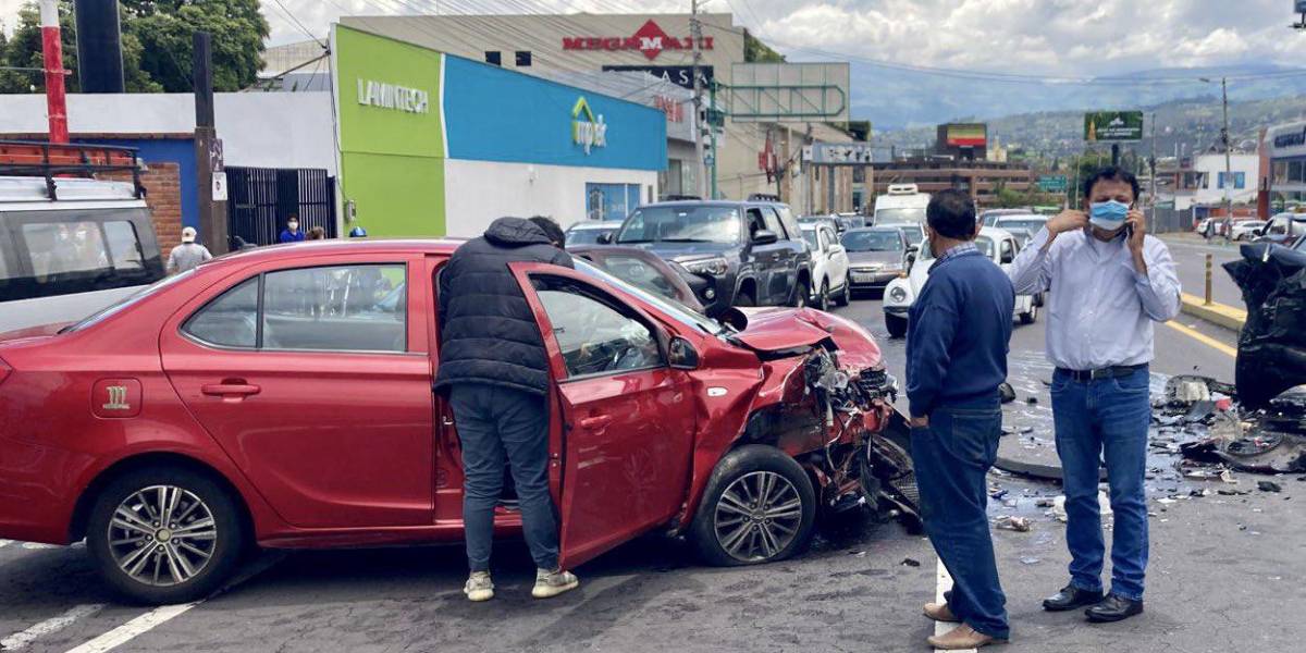 Dos vehículos se impactaron en Cumbayá