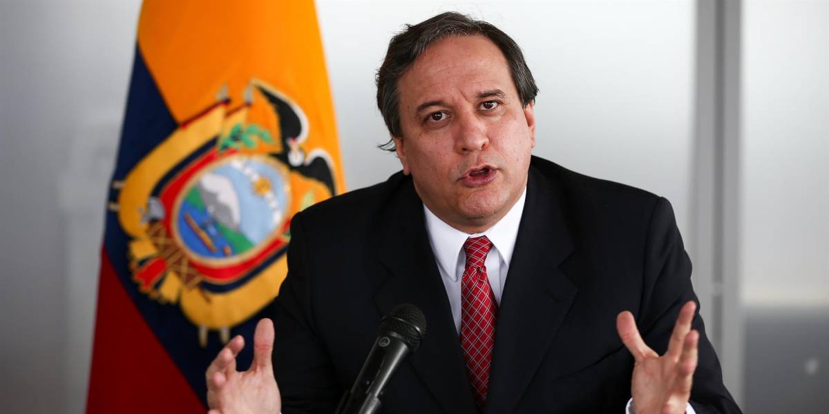 Ministro de Economía señala que Ecuador dispone de USD 550 millones para vacunación