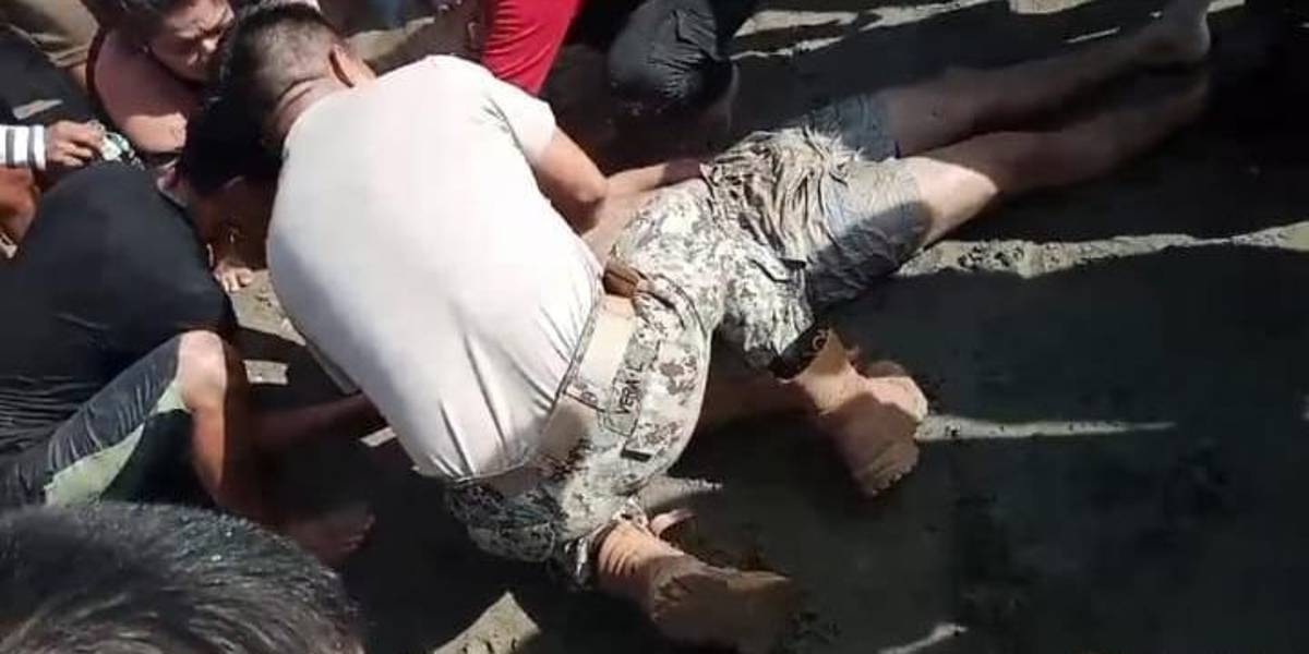 La Armada Ecuatoriana rescató a una persona que se ahogaba en Puerto Cayo, Manabí