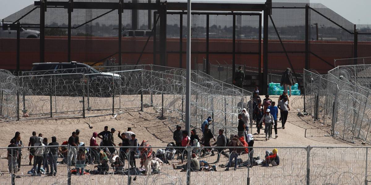 CIUDAD JUÁREZ (MÉXICO), 18/04/2024.- Fotografía aérea que muestra a migrantes en la frontera con Estados Unidos, este jueves en Ciudad Juárez (México). Unos 400 migrantes lograron entrar por la fuerza hasta el muro entre Juárez y El Paso.