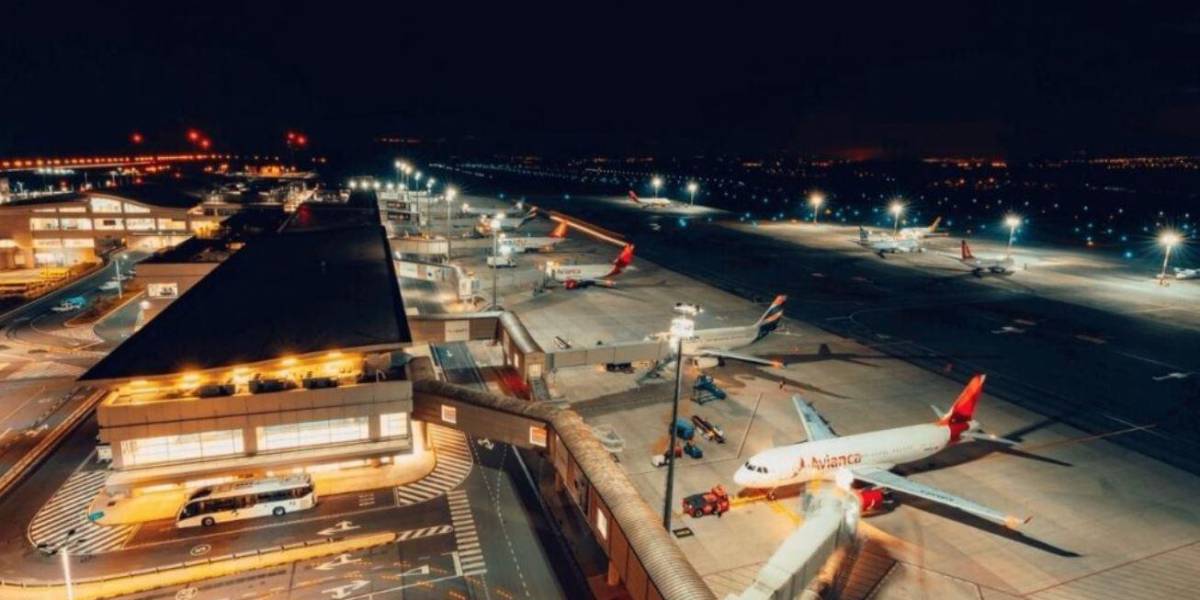 El Aeropuerto de Quito suspende operaciones por tormenta eléctrica; hay vías inundadas