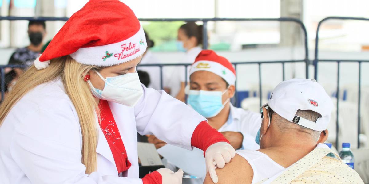 Mayores de 60 años pueden acceder a la dosis de refuerzo a los 5 meses