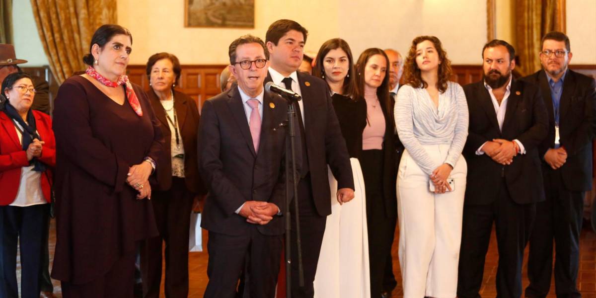 Roberto Izurieta entregó simbólicamente la Secretaría de Comunicación a Irene Vélez