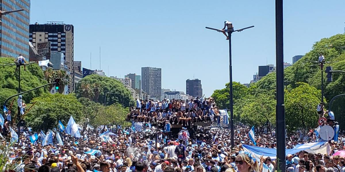 Argentina continúa su caravana en helicóptero por aglomeraciones e incidentes