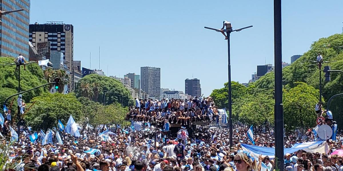 Hinchas de Argentina se reúnen para celebrar la victoria de la selección argentina en el Mundial de Qatar 202, en Buenos Aires (Argentina). EFE/ Raúl Martínez