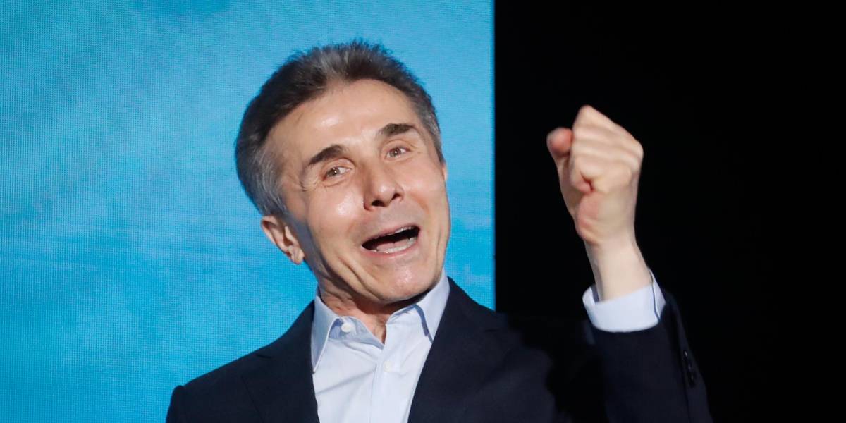 El hombre más rico de Georgia recompensa a su selección de fútbol