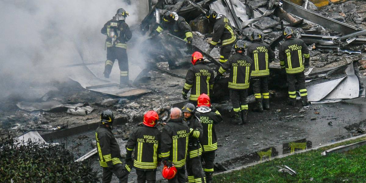 Mueren 8 personas al estrellarse un avión contra un edificio cerca de Milán
