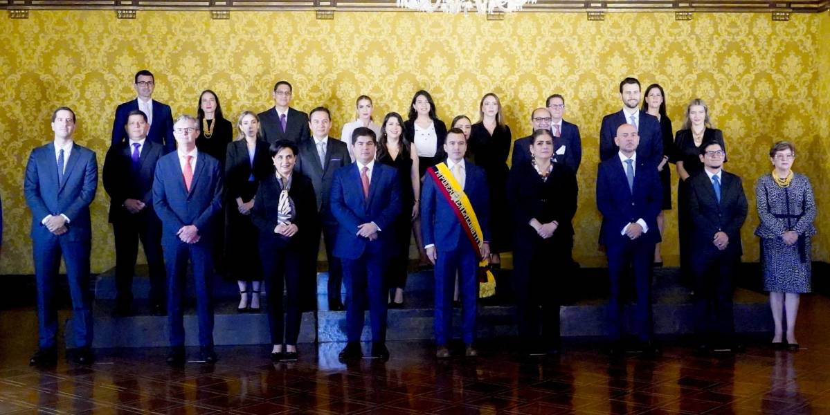 La Presidencia toma la foto oficial del gabinete de Noboa, pero sin Verónica Abad
