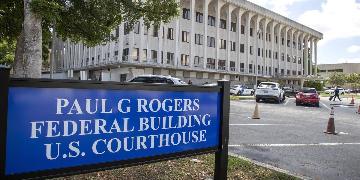 Juez evalúa si publica las razones del registro a Trump omitiendo datos sensibles