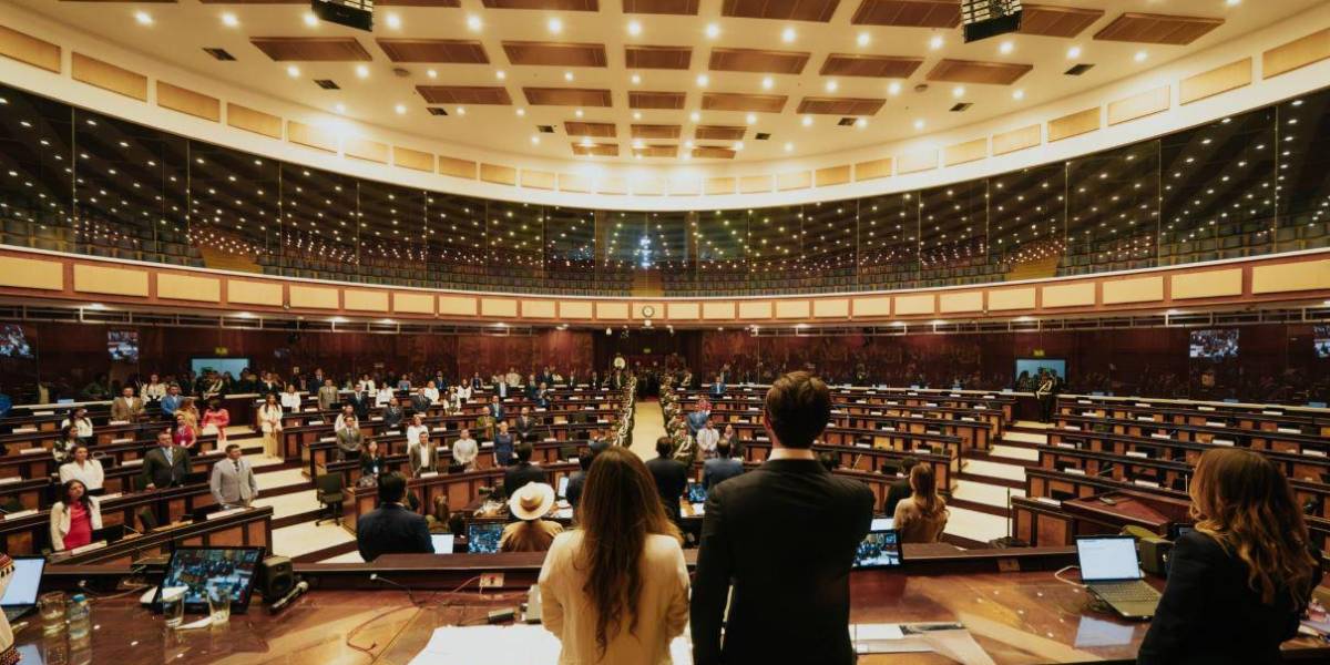 Niels Olsen presenta lista de funcionarios que salen de la Asamblea por renuncia y desvinculación